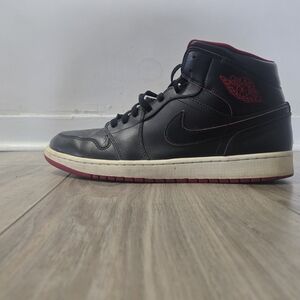 Air Jordan 1 Mid Bred